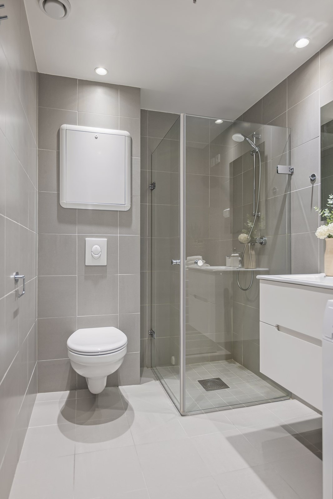 Balansert ventilasjon gir effektiv fukttransport, og fuktsøk viser normale verdier. Sluk med synlig membran gir ekstra trygghet. Galleribilde