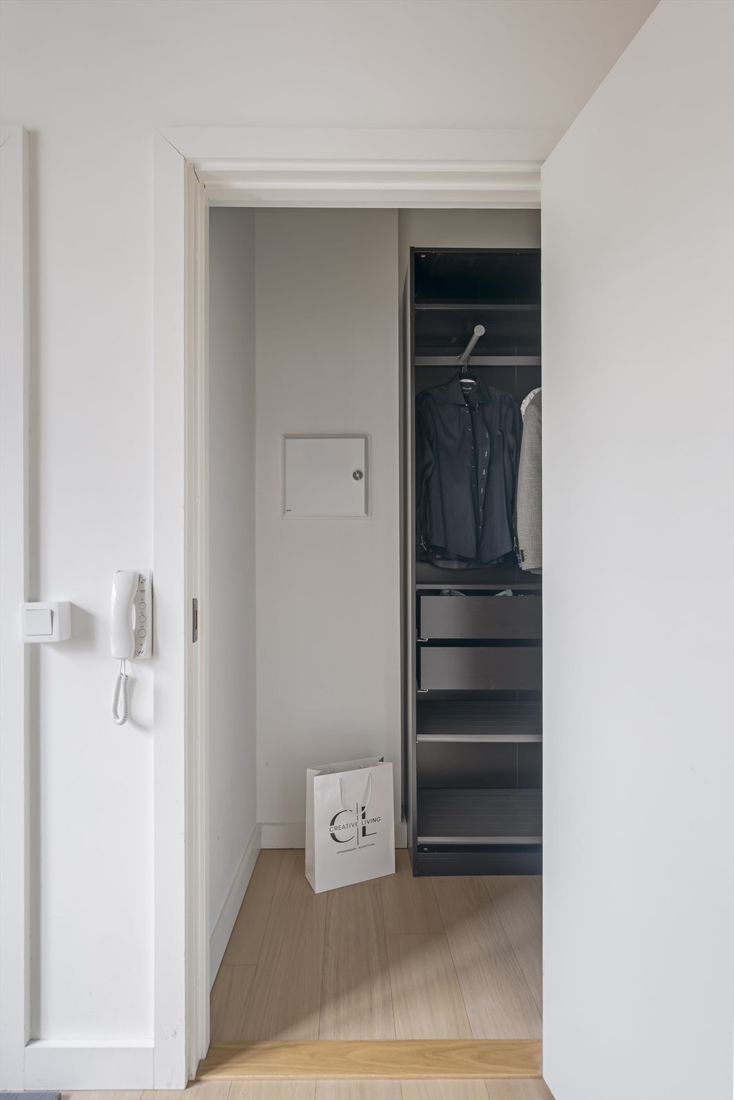 Praktisk walk-in closet i tilknytning til stuen. Galleribilde