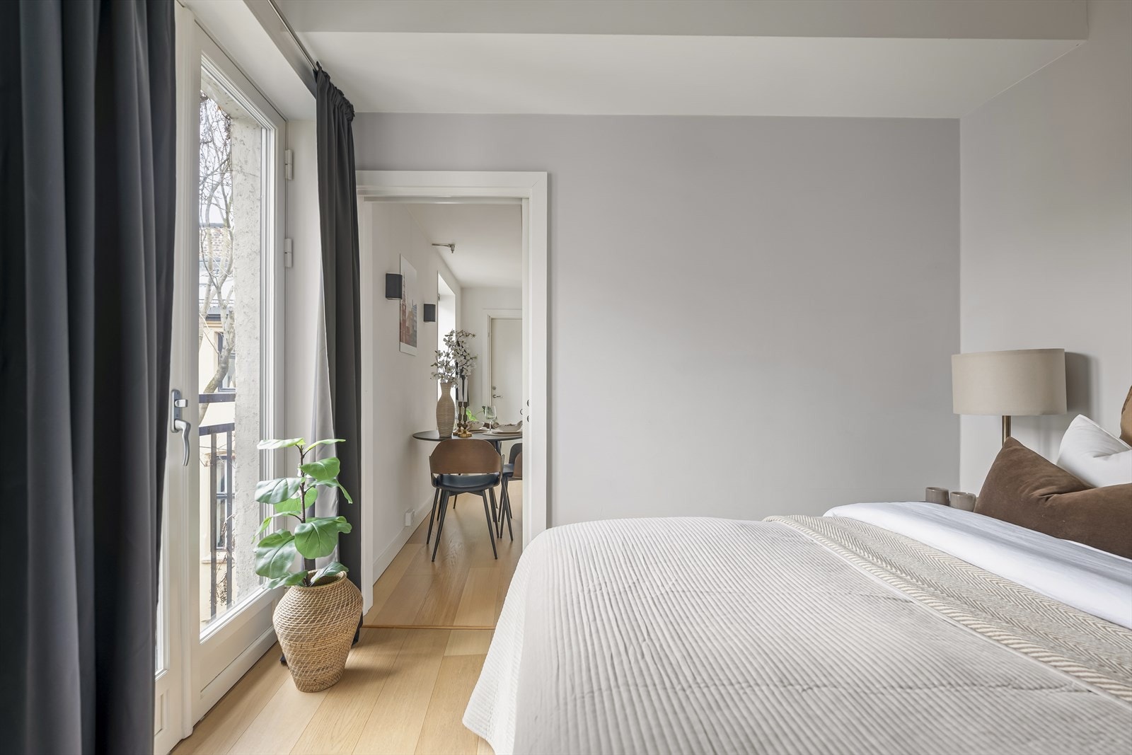 Romslig soverom med parkettgulv og malte overflater. Galleribilde