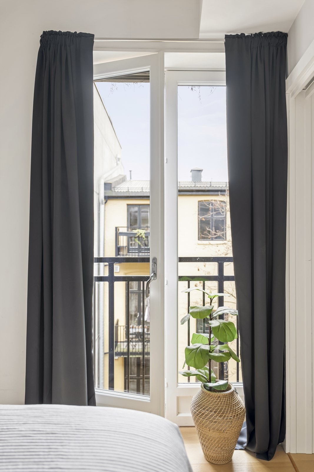 Herfra har du tilgang til boligens franske balkong vendt mot bakgård. Galleribilde