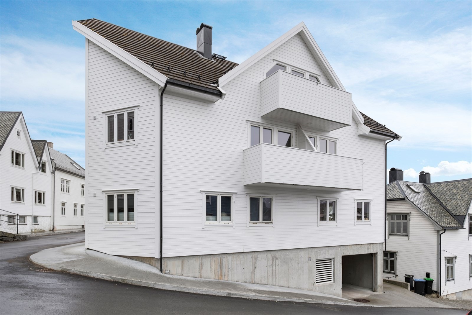 Egen parkeringsplass i carport med el-billader. Bod i bakkant Galleribilde