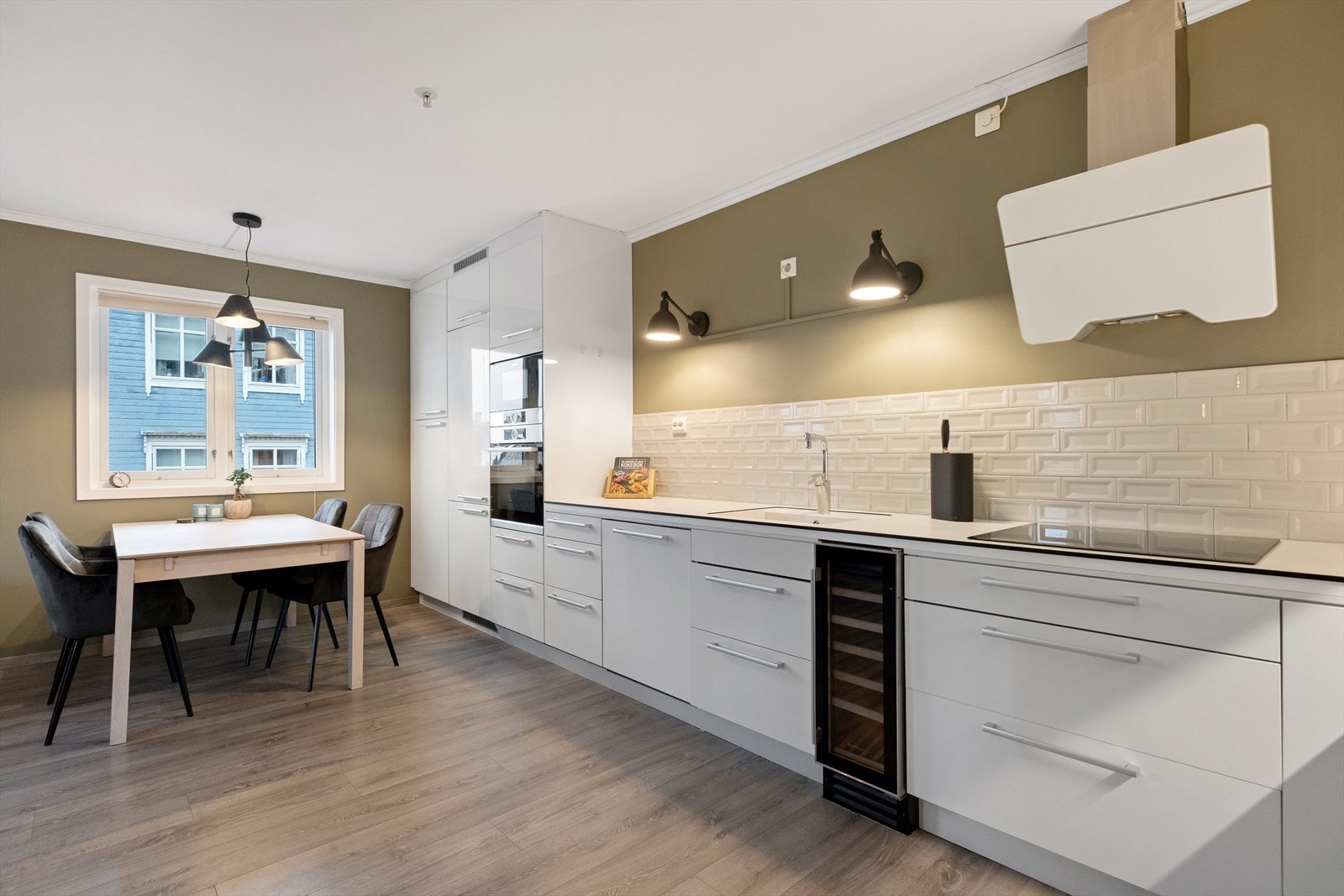 Kjøkkenet er utstyrt med integrert platetopp, vinskap, oppvaskmaskin, micro og stekeovn Galleribilde