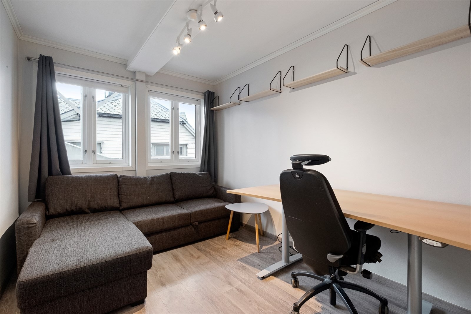 Soverom II - Romslig soverom, i dag innredet som kontor Galleribilde