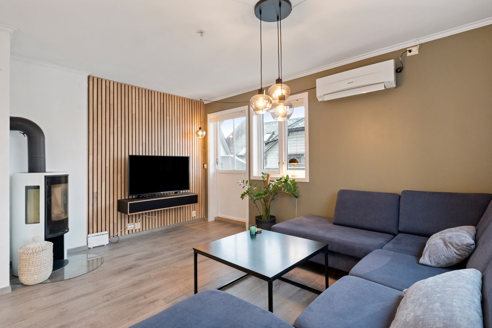 Lys og luftig stue med store vindusflater. Utgang til 28kvm sydvendt terrasse fra stue Galleribilde