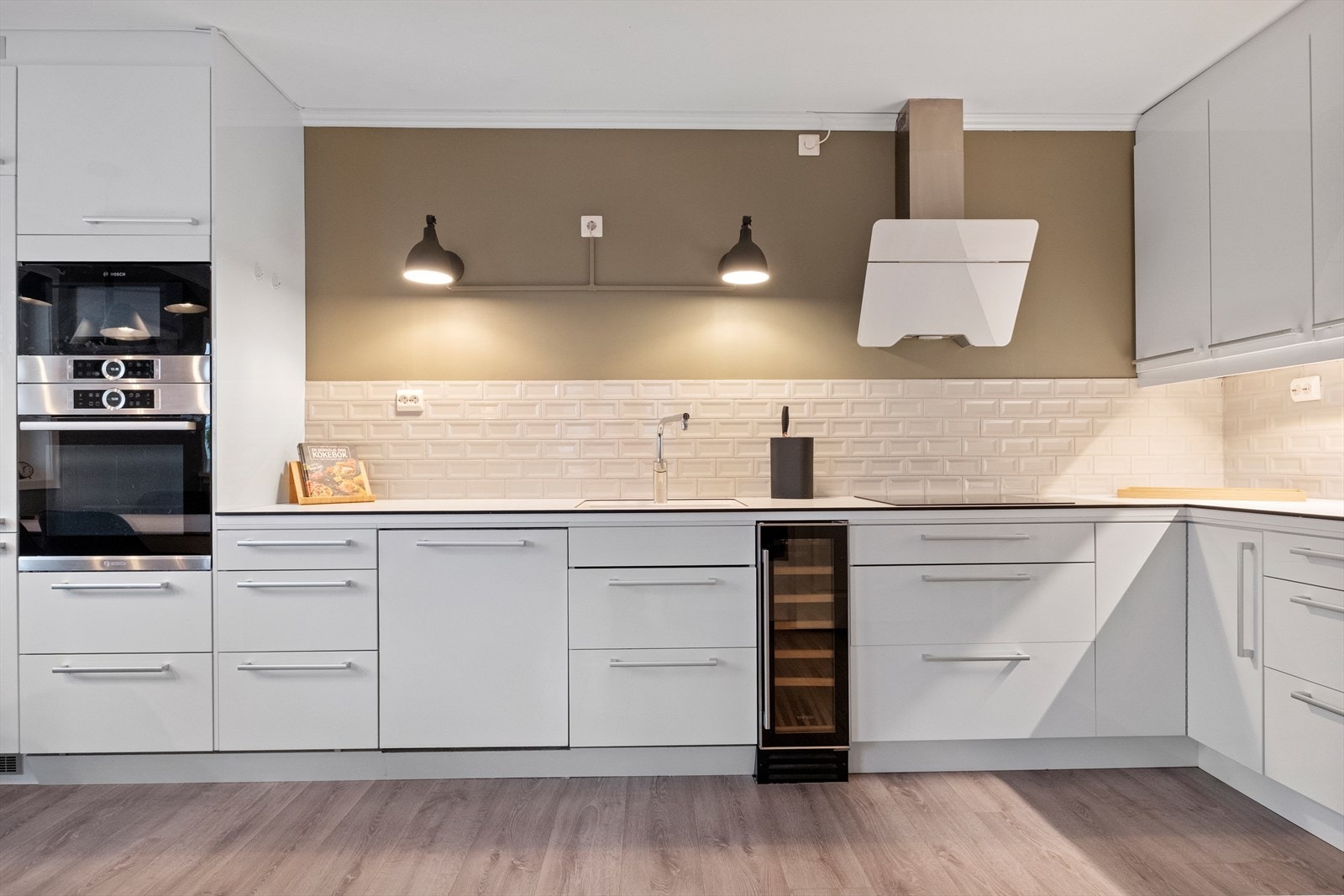 Kjøkken med god plass til oppbevaring Galleribilde