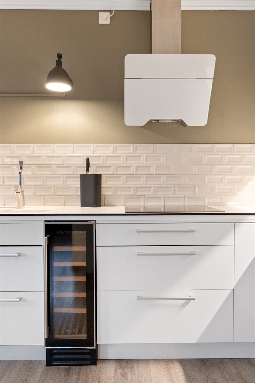 Vinskap på kjøkken Galleribilde