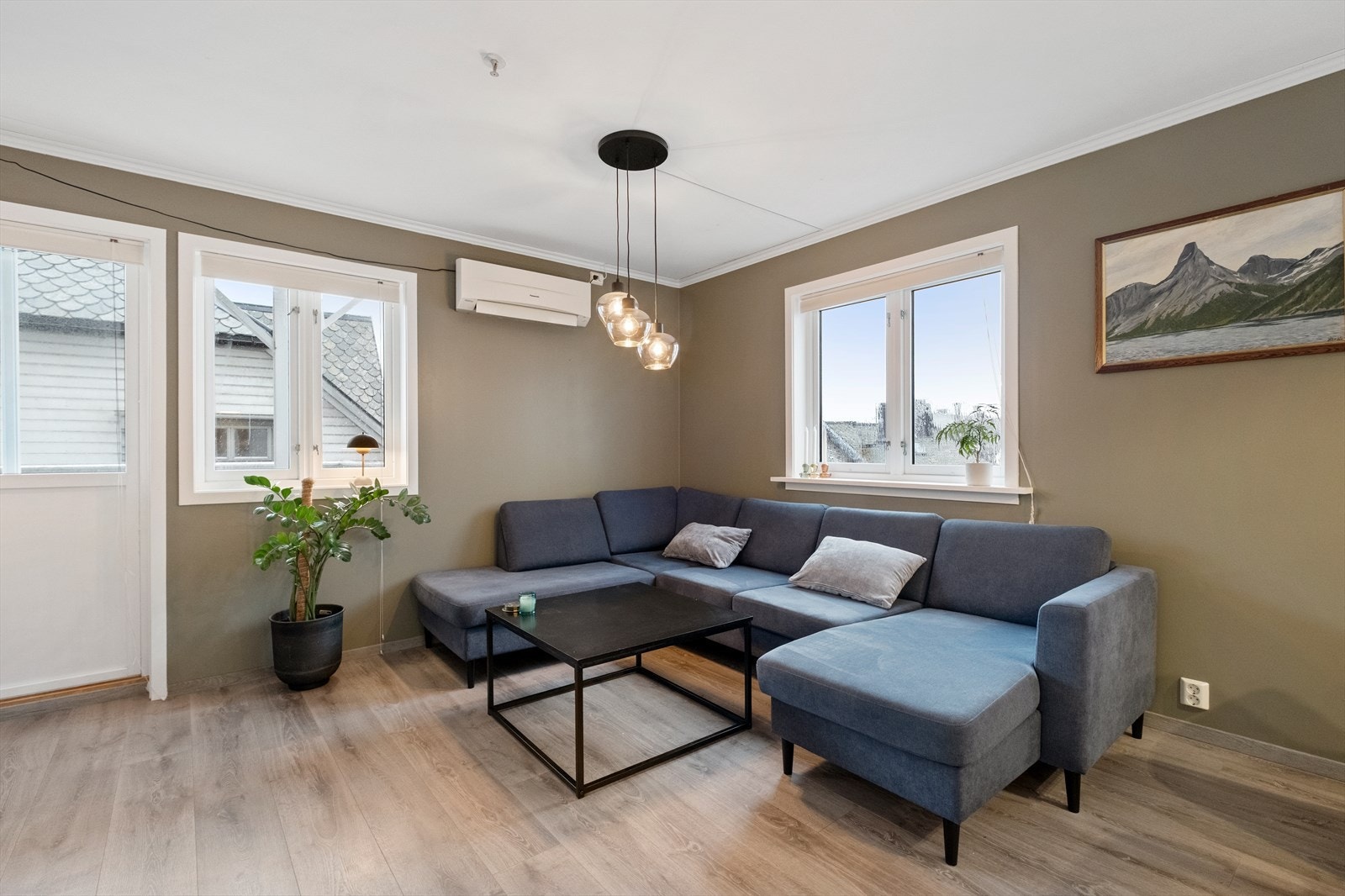 Vindusflater som gir rikelig med naturlig dagslys Galleribilde