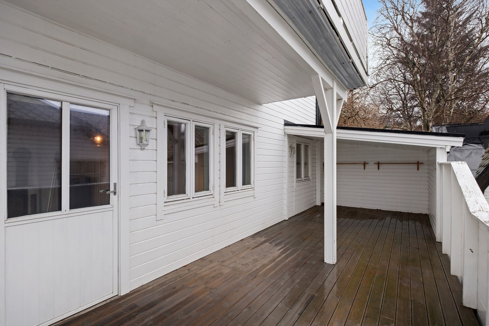 Delvis overbygd veranda Galleribilde