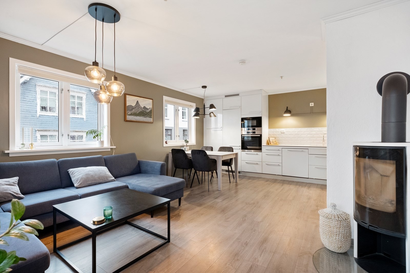 Flott åpen stue/kjøkken løsning Galleribilde