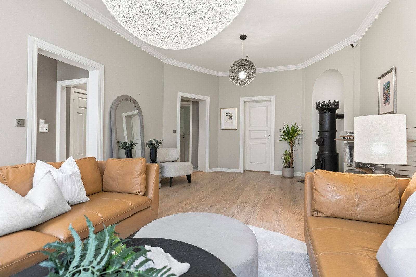 Sentralt i stuen er det plassert en hyggelig støpejernsovn som gir godt med varme og hyggelige stunder på de kaldere dagene. Galleribilde