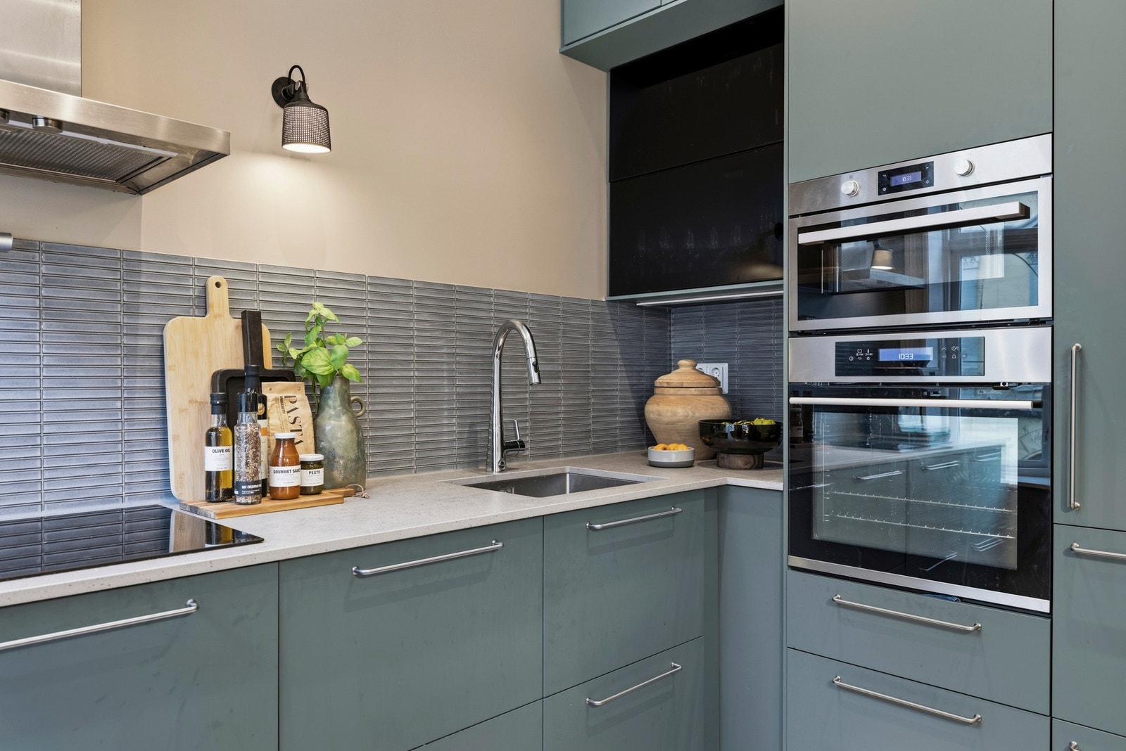 Kjøkkeninnredningen har glatte fronter og her er det bra med benkeplass samt gode oppbevaringsmuligheter i underskap og enkelte høyskap. Galleribilde