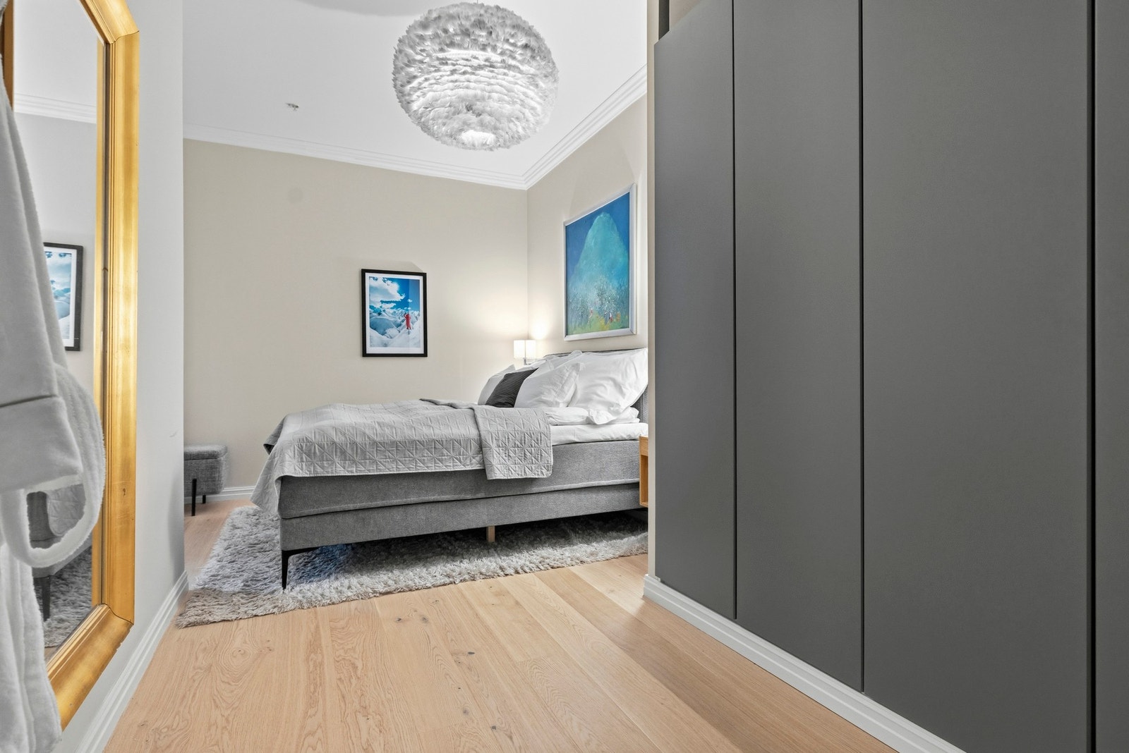 Hovedsoverommet har adkomst fra stuen og er romslig med god plass til dobbeltseng og nattbord på hver side. Galleribilde