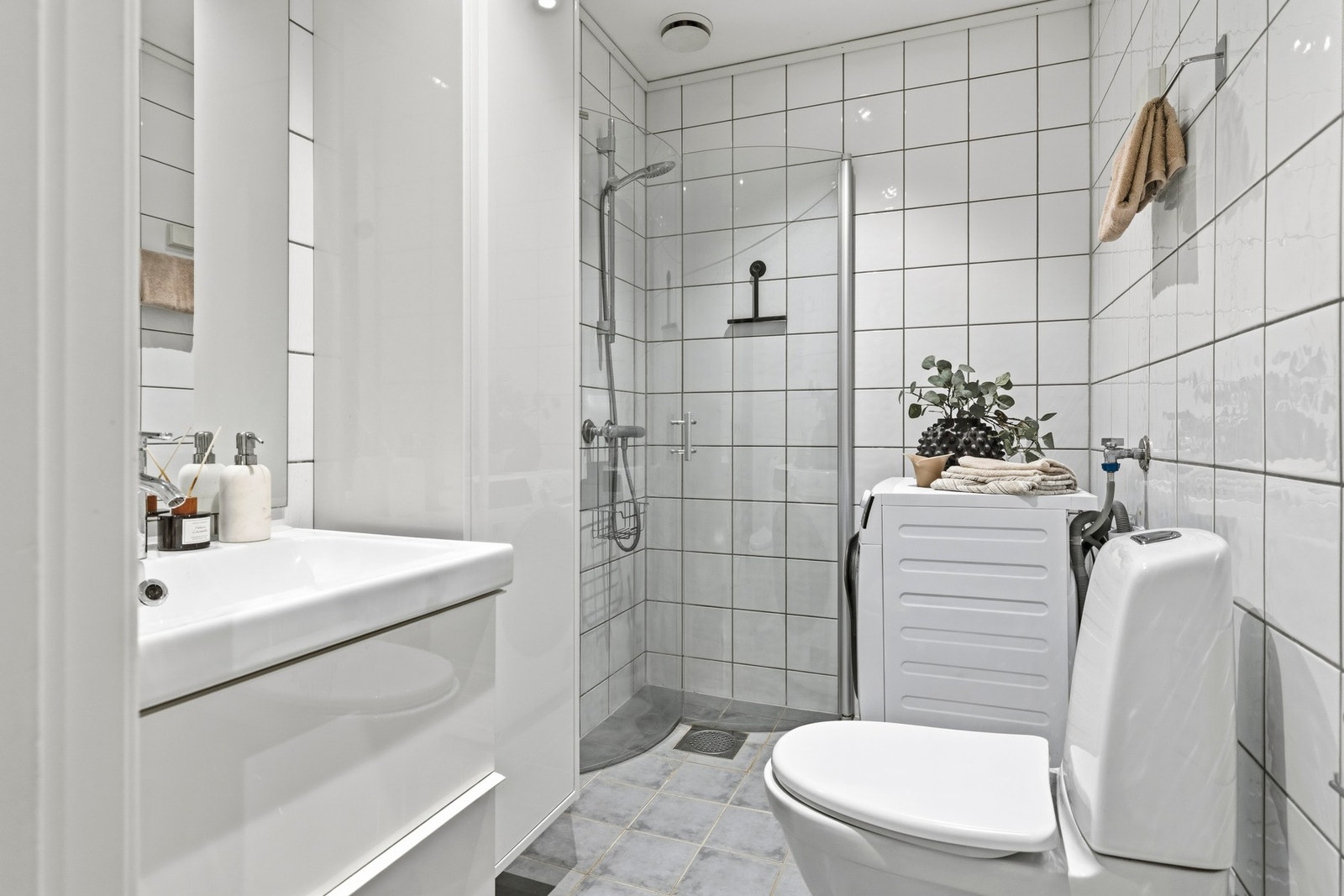 Eldre flislagt bad med varmekabler i gulv. Galleribilde