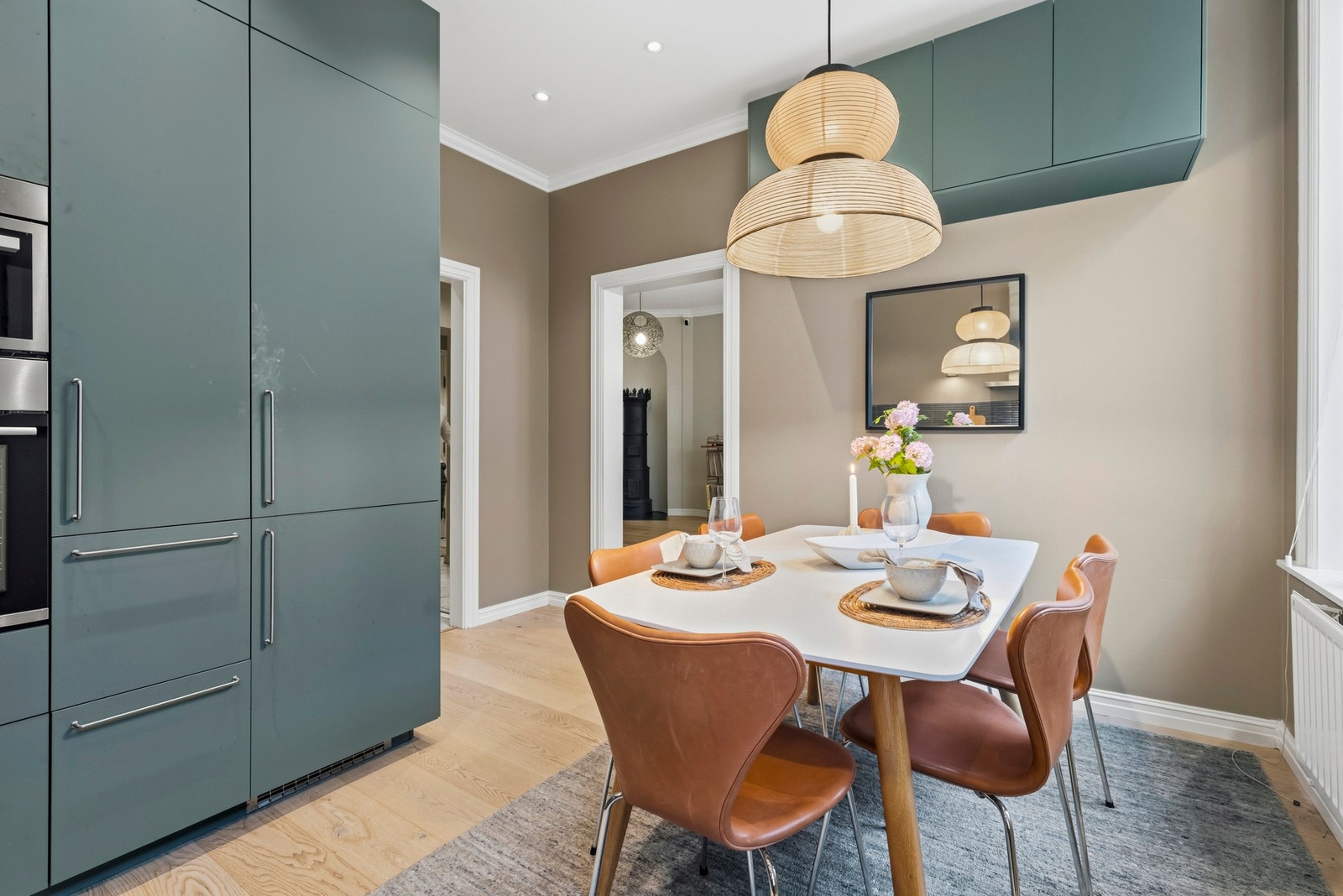 Fra stuen er det videre adkomst til kjøkken med spiseplass. Galleribilde