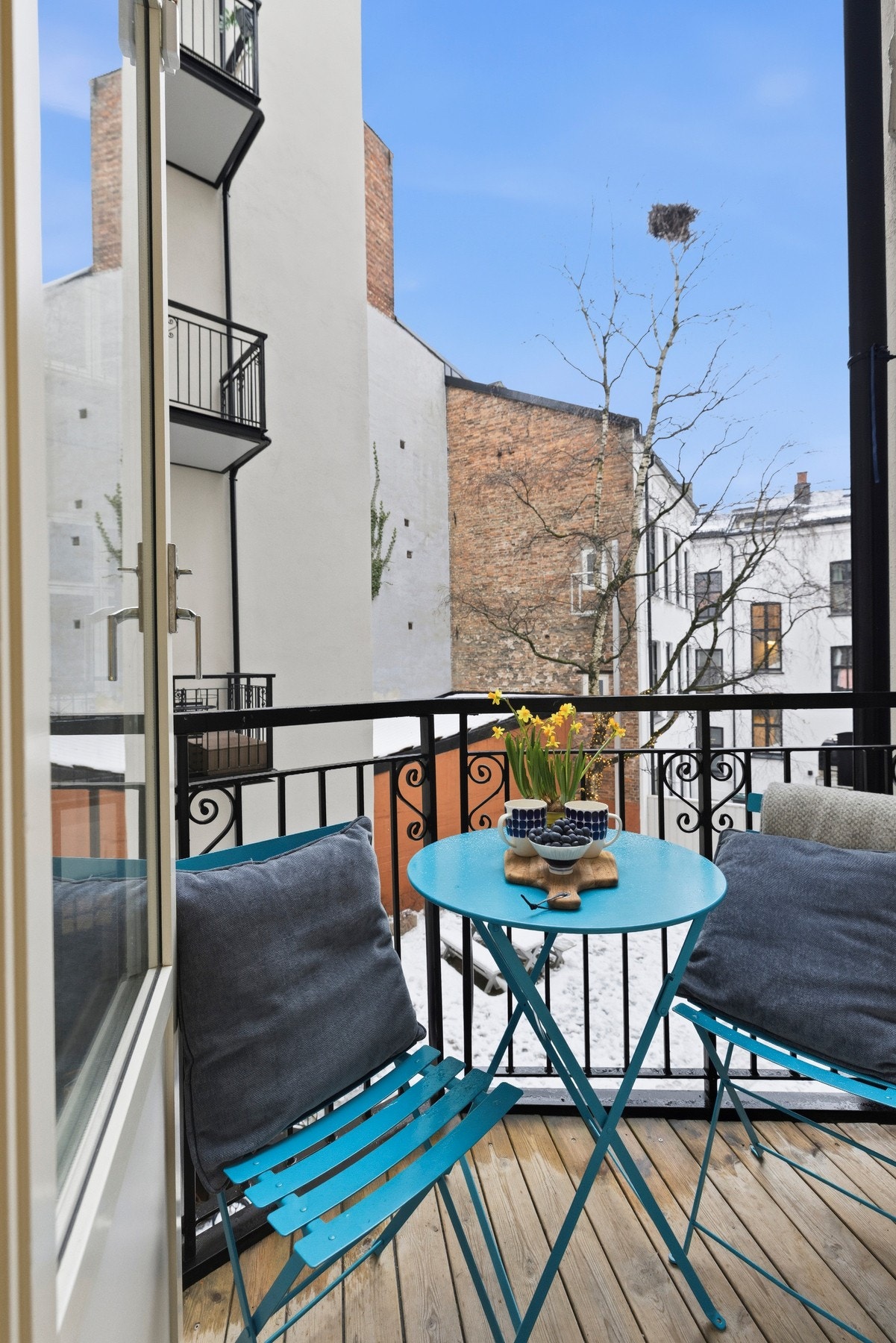 Her er det utgang til en balkong på 2 m²som ligger vendt mot bakgård. Galleribilde