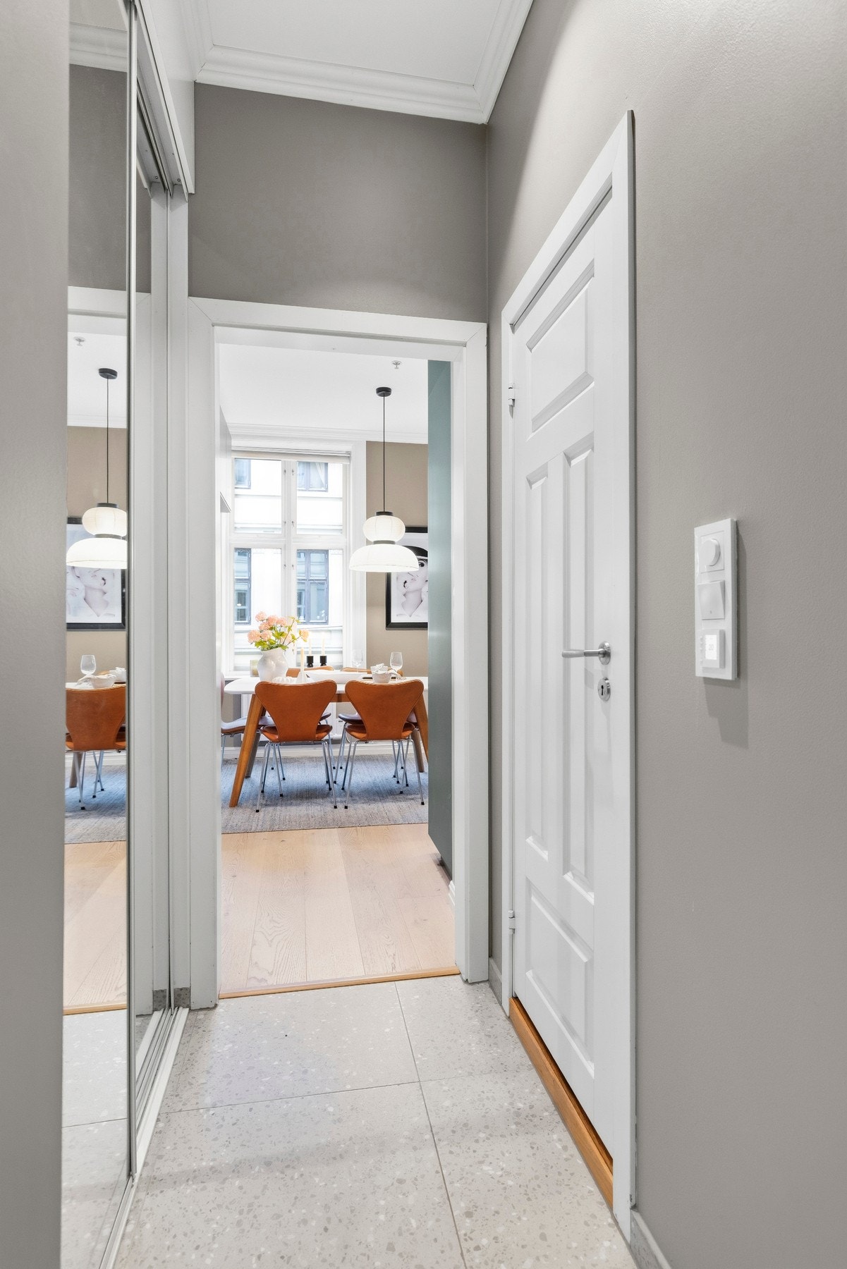 Entré innredet med plassbygd skyvedørsgarderobe og adkomst til badet. Galleribilde