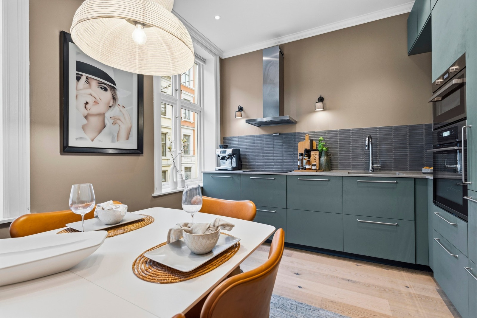 Leiligheten ligger i byggets 2.etasje og har flotte kvaliteter som store vindusflater, god takhøyde, samt en gjennomgående og godt utnyttet planløsning. Galleribilde