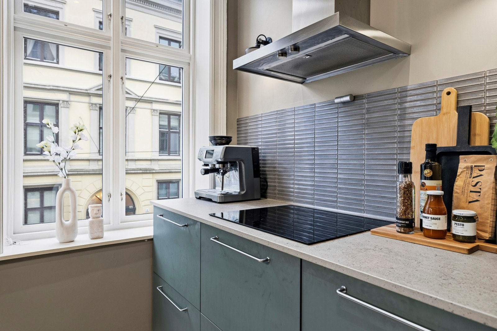 Kjøkkenet er innredet med integrerte hvitevarer som komfyr, platetopp, oppvaskmaskin, mikroovn og kjøl/frys. Galleribilde