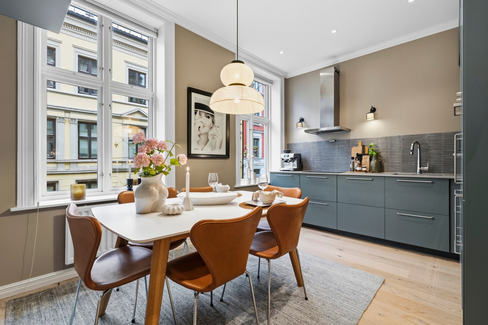 Innbydende og pent Ikea kjøkken fra 2023, som ligger adskilt fra stuen. Galleribilde