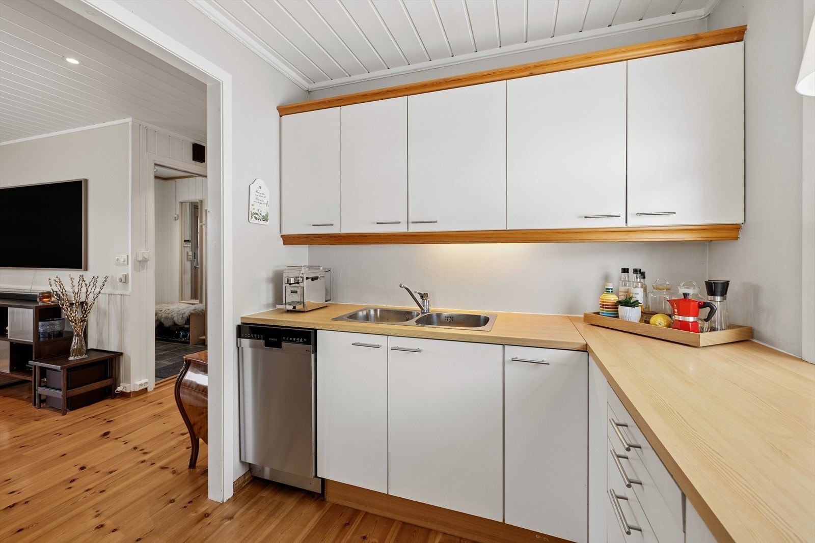 Kjøkkenet har god skap- og benkeplass. Galleribilde