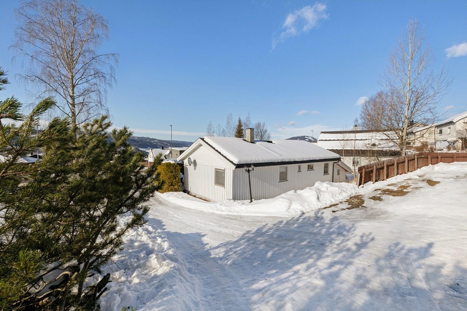 Fra eiendommen er det kort vei til dagligvarebutikker, skoler og barnehager. Galleribilde