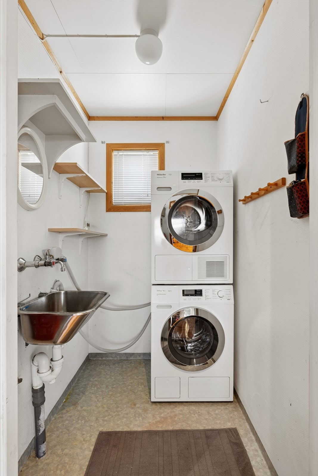 Separat vaskerom med utslagsvask, opplegg for vaskemaskin. Galleribilde