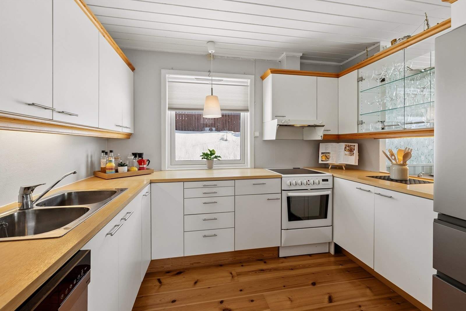 Kjøkkenet har en U-formet innredning med laminert benkeplate og godt med skapplass. Galleribilde