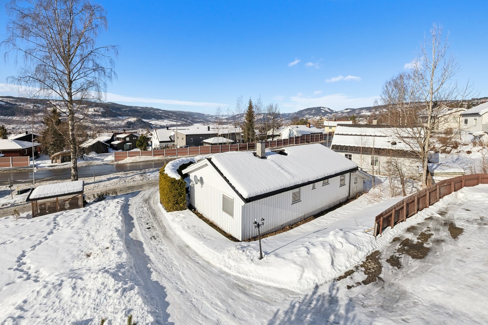 Eiendommen har en fin beliggenhet i et etablert og barnevennlig boligområde på Søre Ål. Galleribilde