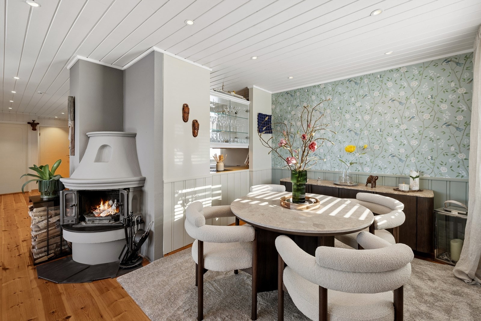 Spisestuen har god plass til romslig spisebord for hyggelige måltider. Galleribilde