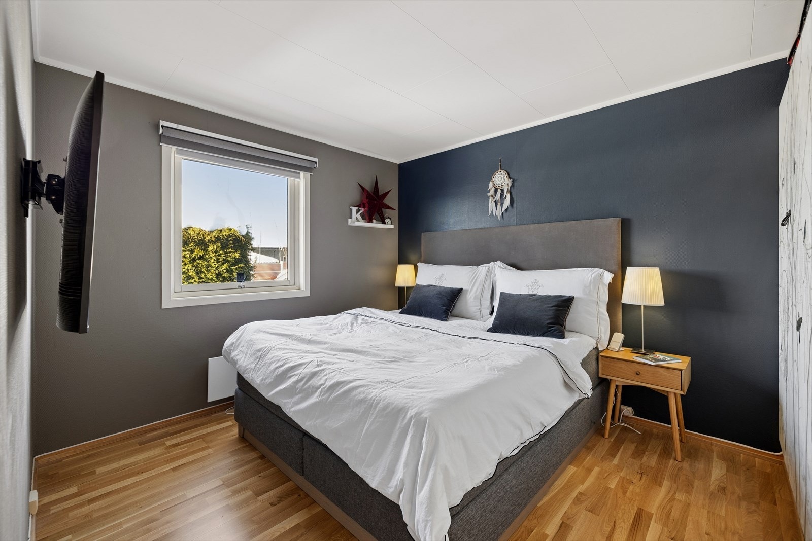 Hovedsoverommet har god plass til dobbeltseng og tilhørende møblement. Galleribilde