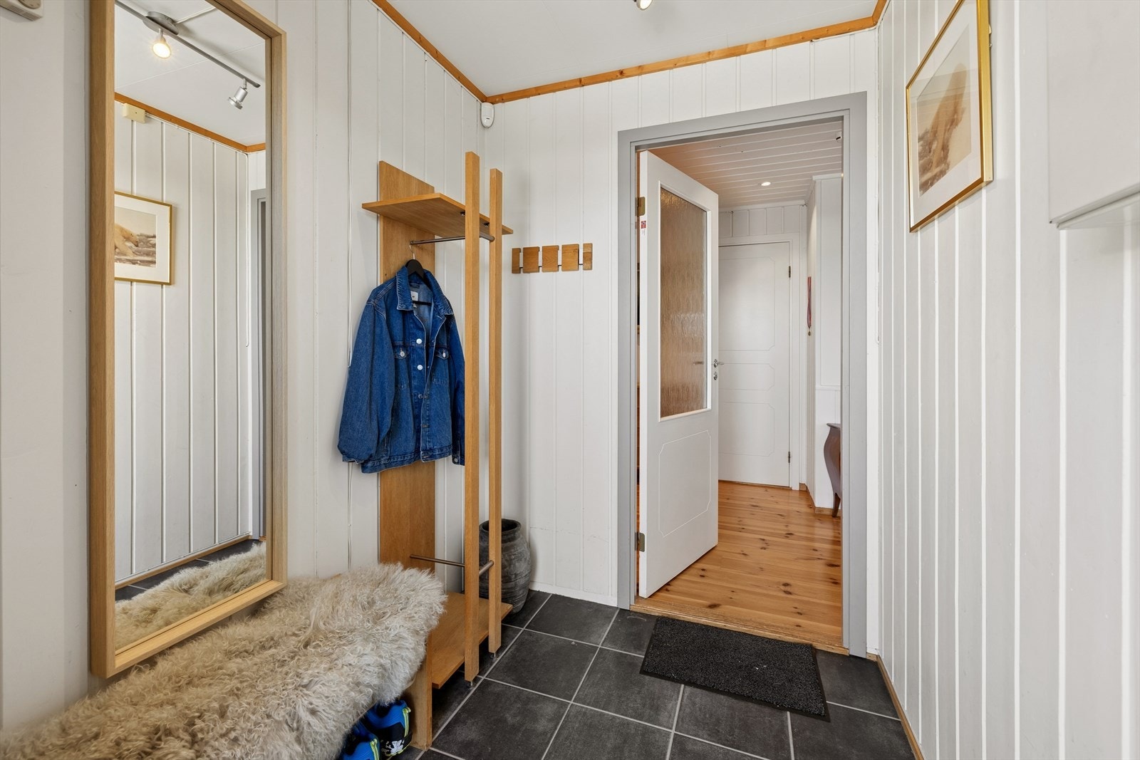 Velkommen inn i en entré. Galleribilde