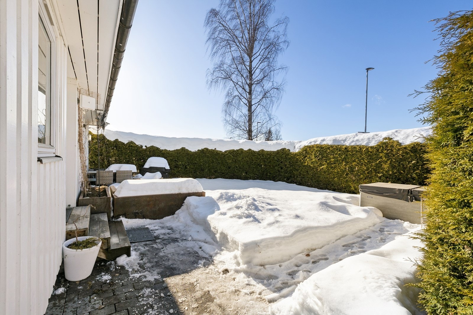 Boligen har et hyggelig uteområde med god plass til utemøbler og grillutstyr. Galleribilde