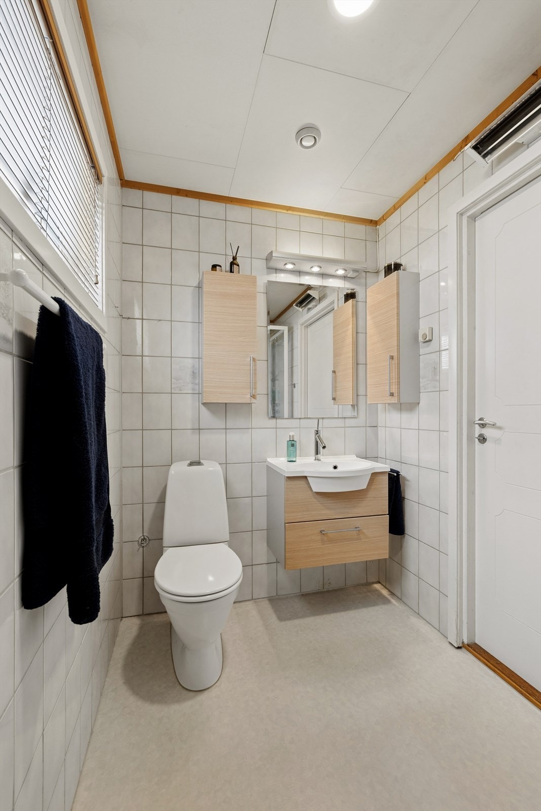 Baderommet har belegg på gulvet og fliser på veggene. Galleribilde