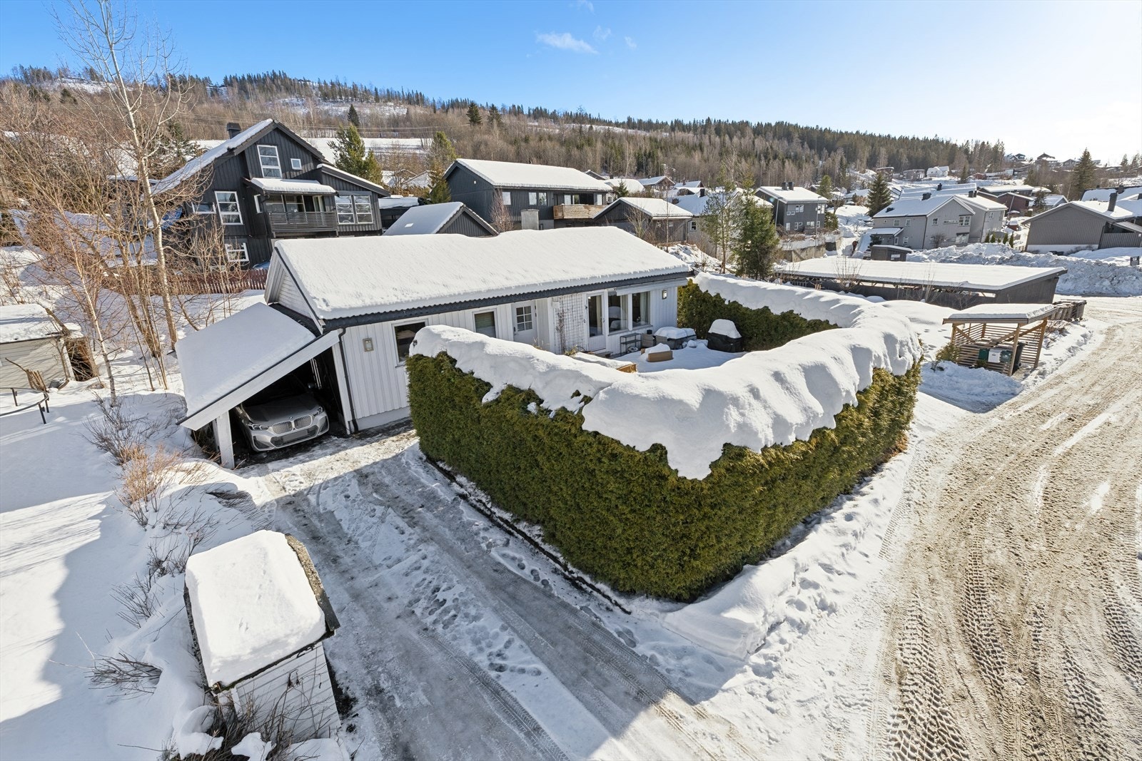 En praktisk enebolig med alt på ett plan, beliggende på en eiet tomt på 412,6 m². Galleribilde