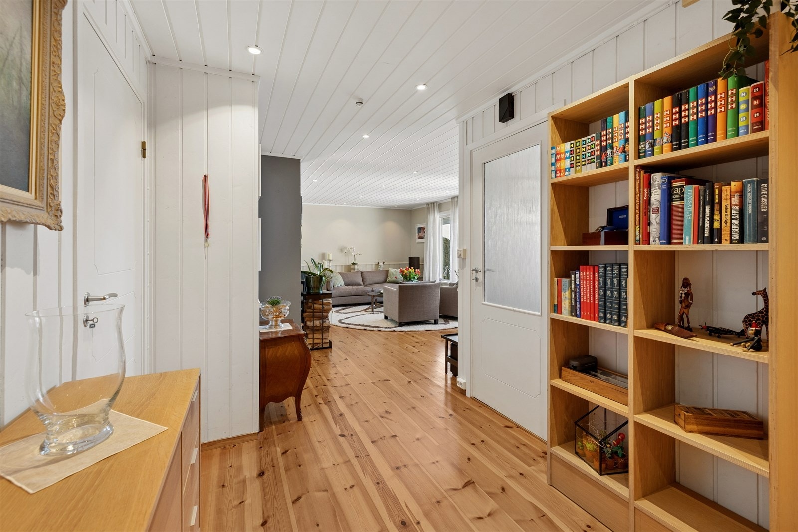 Romslig gang som leder til soverommene, baderom og vaskerom. Galleribilde