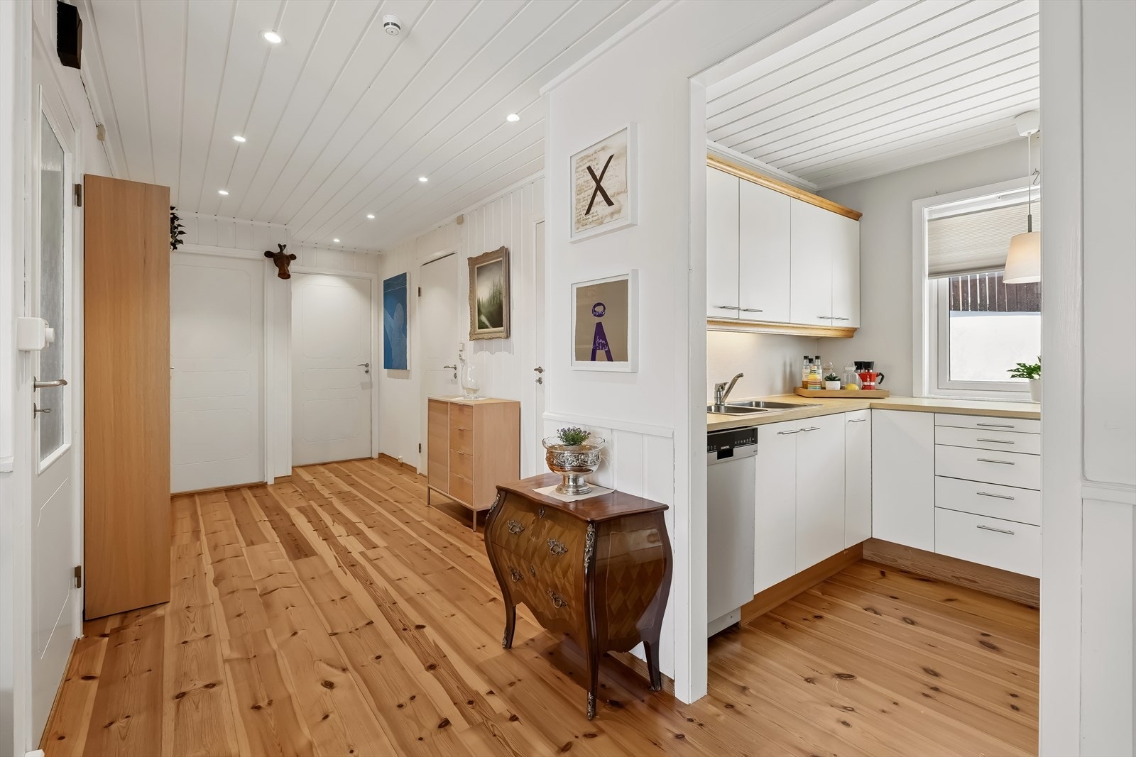 Kjøkkenet er praktisk plassert i tilknytning til både stue og gang. Galleribilde