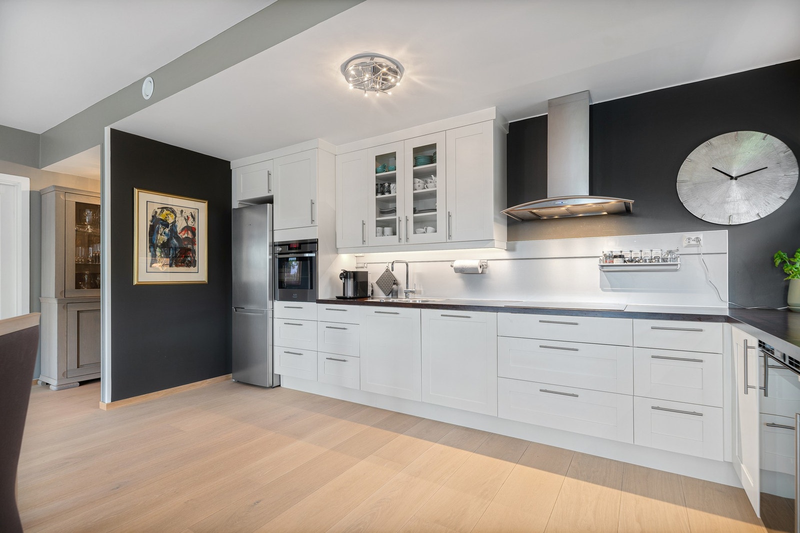 Kjøkkenet har svært god benkeplass og rikelig med lagring i skuffer og skap Galleribilde