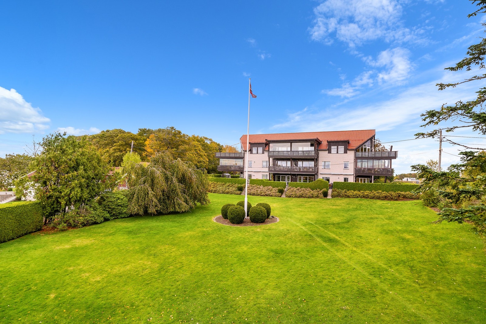 Et usedvanlig stort, parkmessig fellesområde til glede for beboerne i sameiet Galleribilde