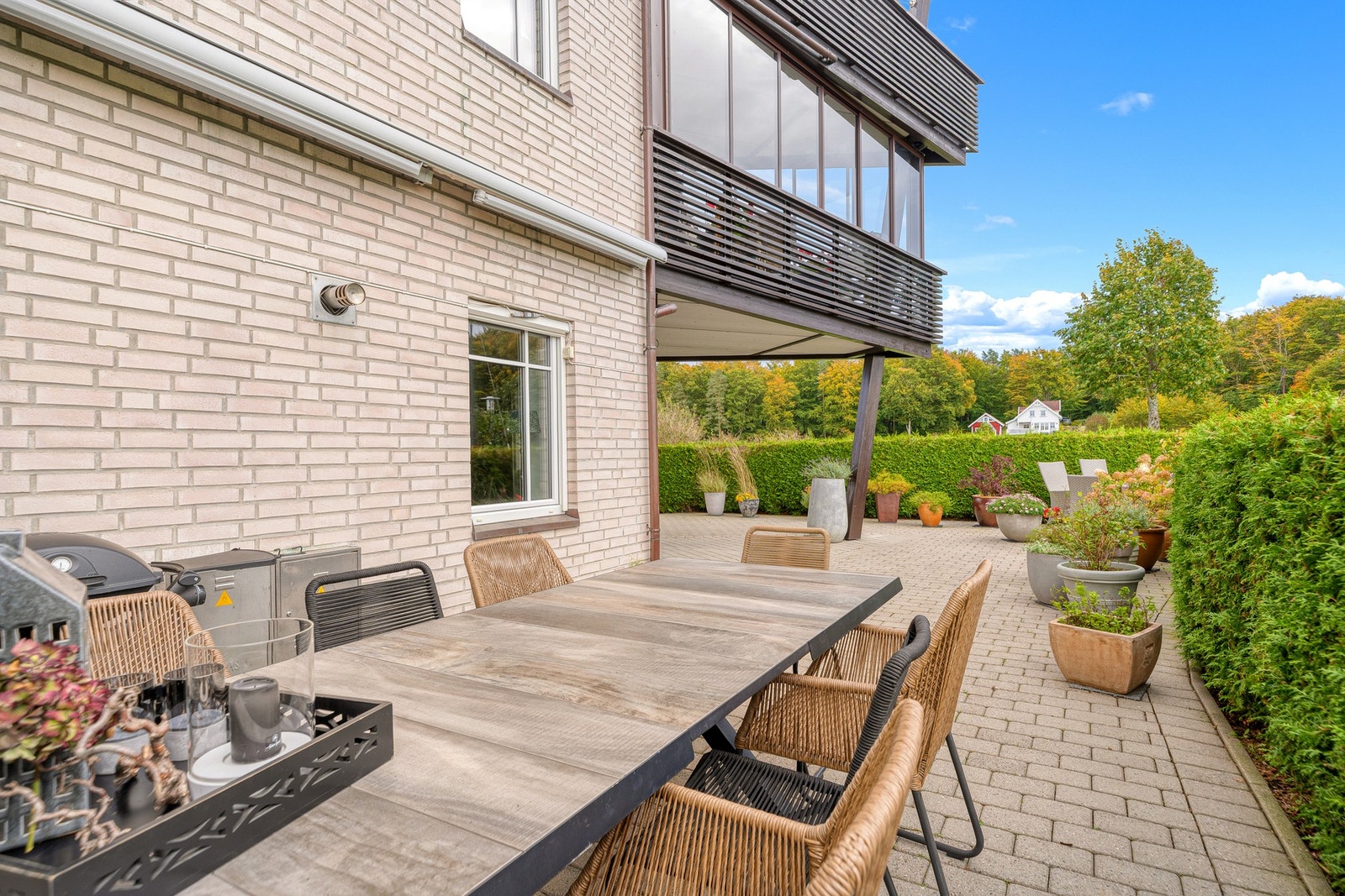 Uteplassen er rammet inn av hekk som begrenser innsyn Galleribilde