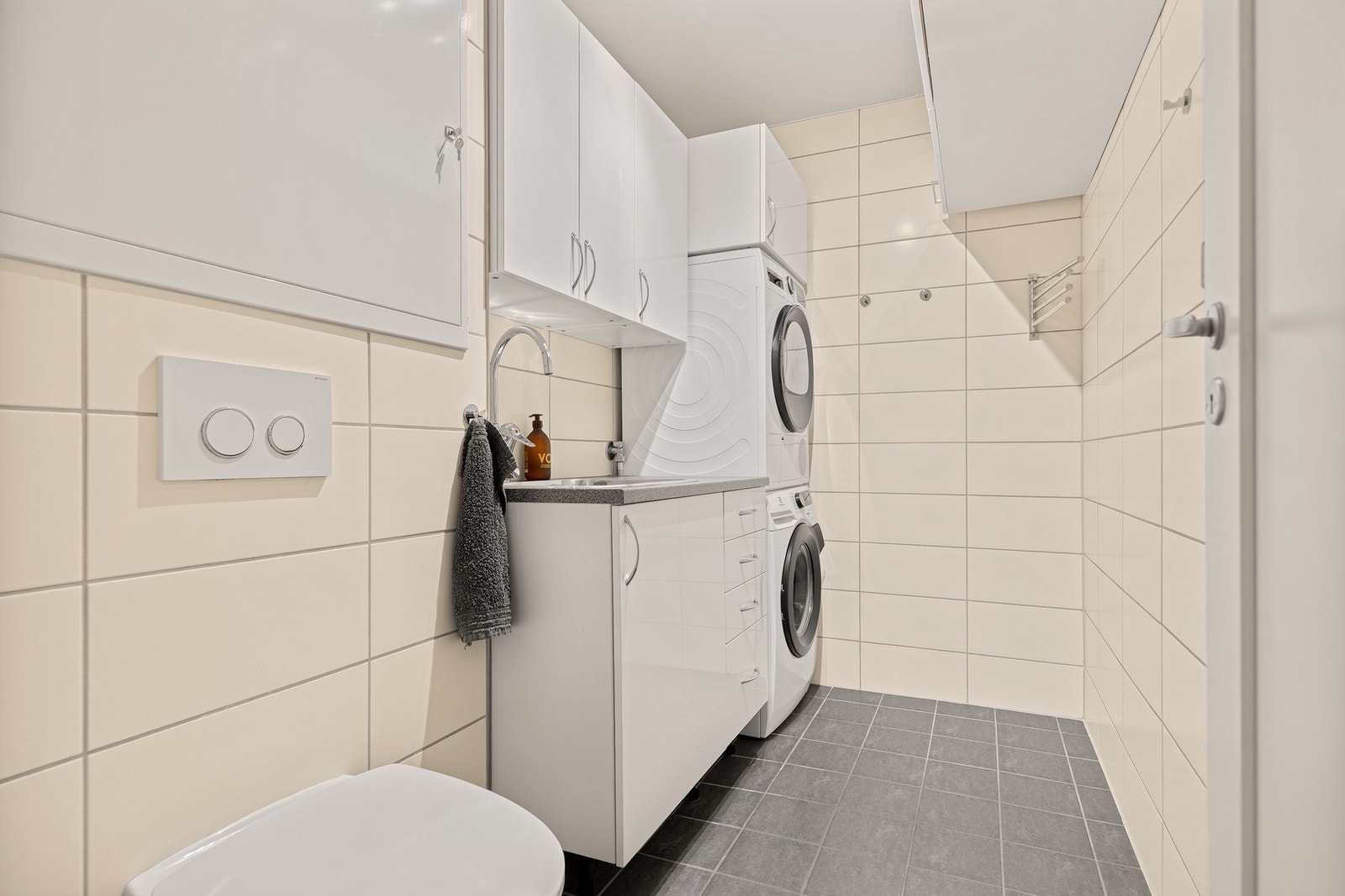 Eget vaskerom med ekstra gjestetoalett Galleribilde