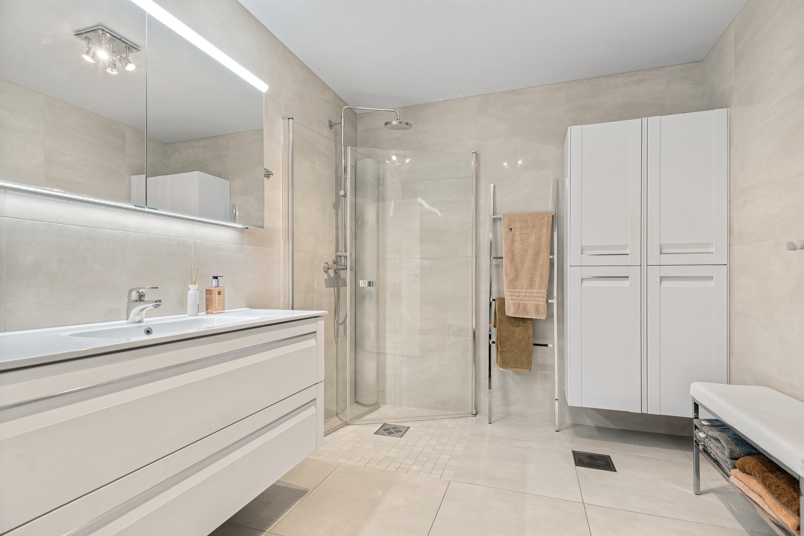 Lekkert bad med nyere fliser og innredning - Smart, vegghengt skap med god oppbevaring Galleribilde