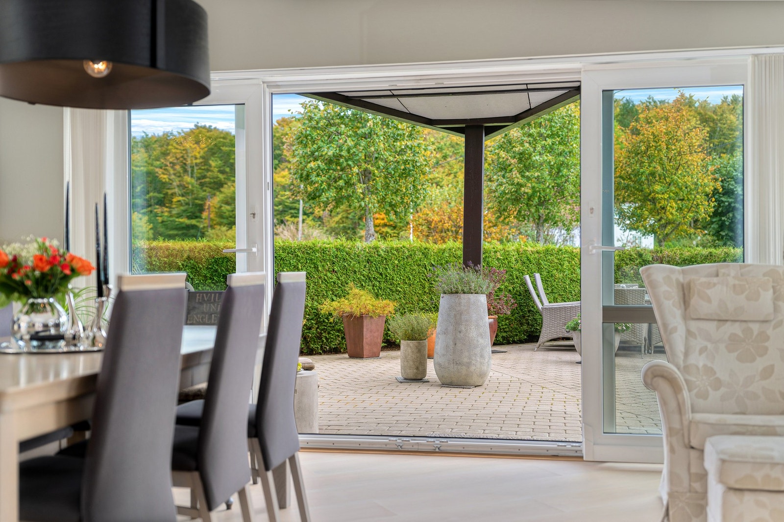 Doble skyvedører ut til det store uteområdet Galleribilde