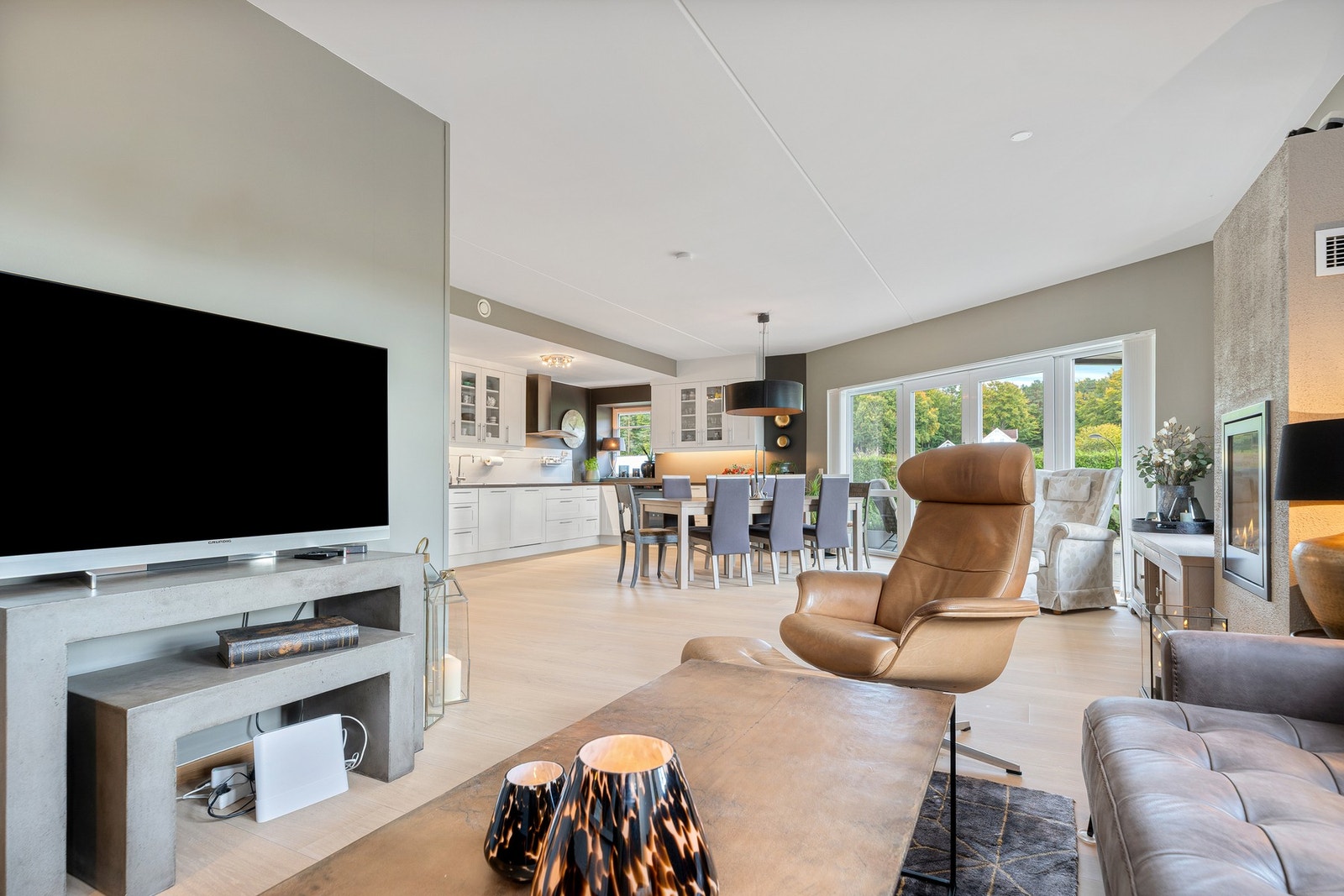 Åpen og fin løsning mot kjøkkenet med naturlig plassering for langbord Galleribilde