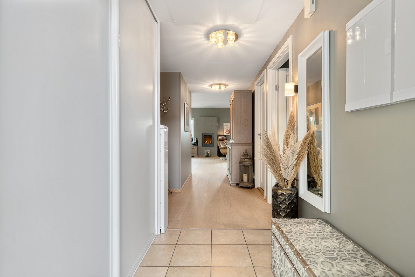 Gang med skyvedørsgarderobe fra Amiga. Praktisk løsning med fliser i entréen til våte sko Galleribilde