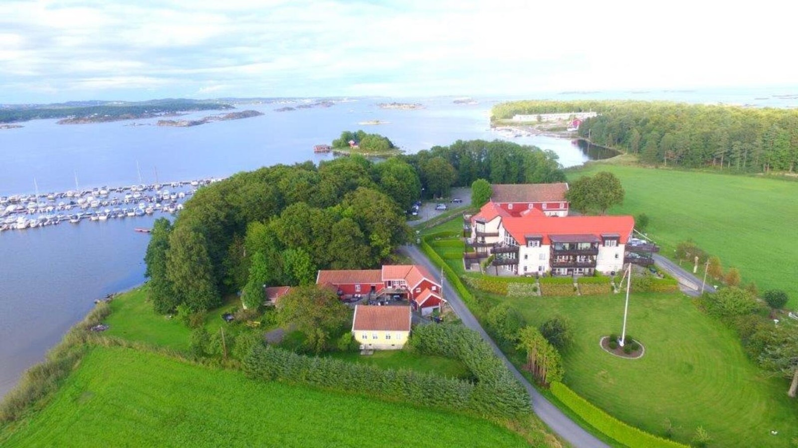 Leiligheten ligger i fantastiske omgivelser med jorder på én side, sjøen på den andre og Norges nest største bøkeskog på den tredje Galleribilde