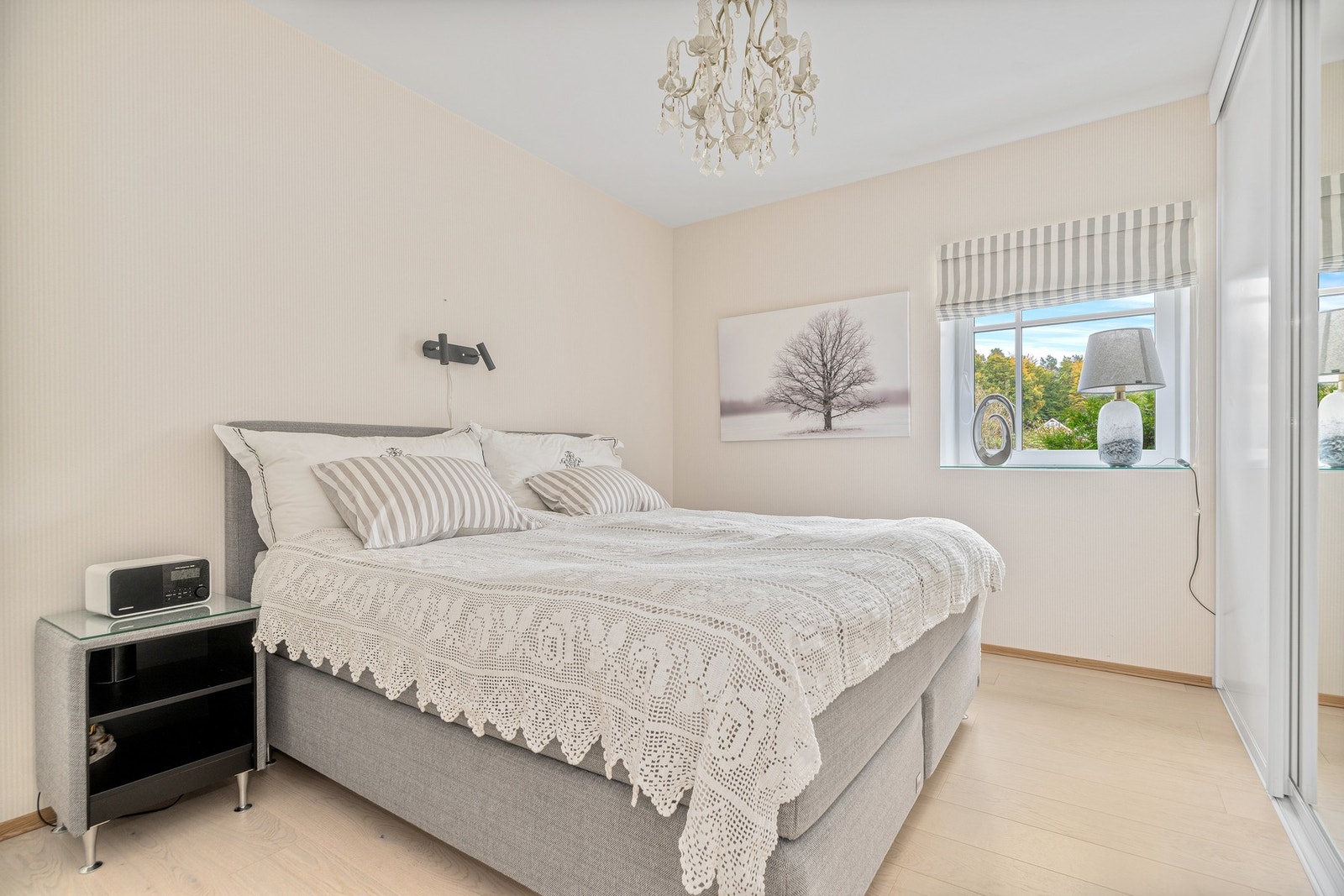 Flott hovedsoverom med god plass til dobbeltseng Galleribilde