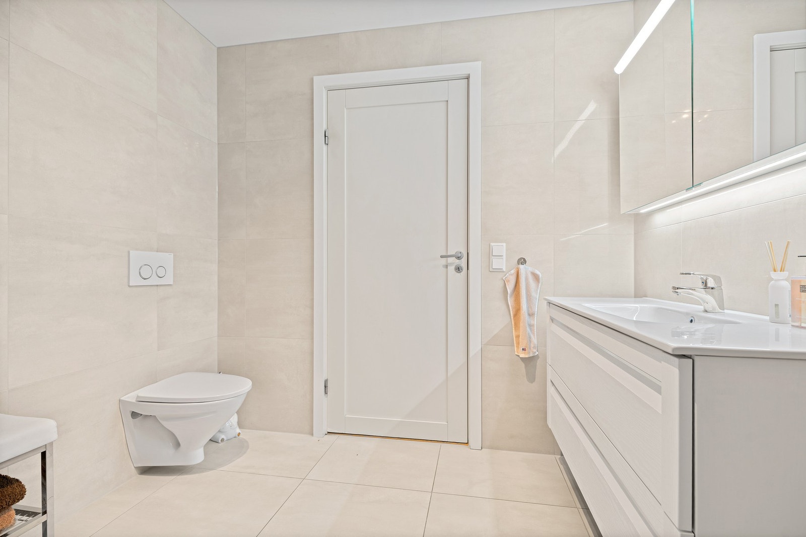 Vegghengt toalett på badet Galleribilde