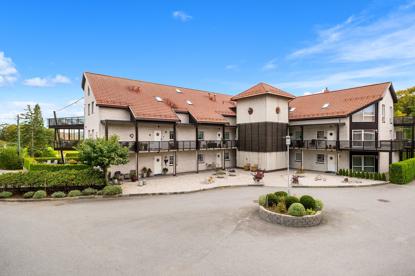 Sameiet Søm Allé består av 14 leiligheter - Denne leiligheten har enkel tilgang med egen inngang nede til venstre i bildet Galleribilde