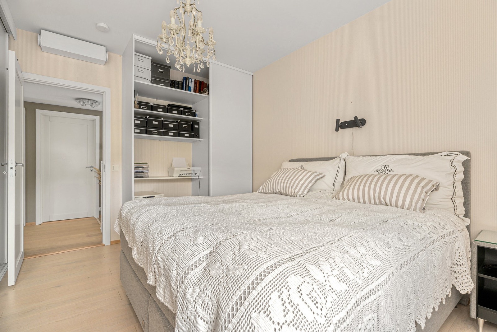 Her er det skyvedørsgarderobe i tillegg til en garderobeløsning hvor det er en smart kontorplass Galleribilde