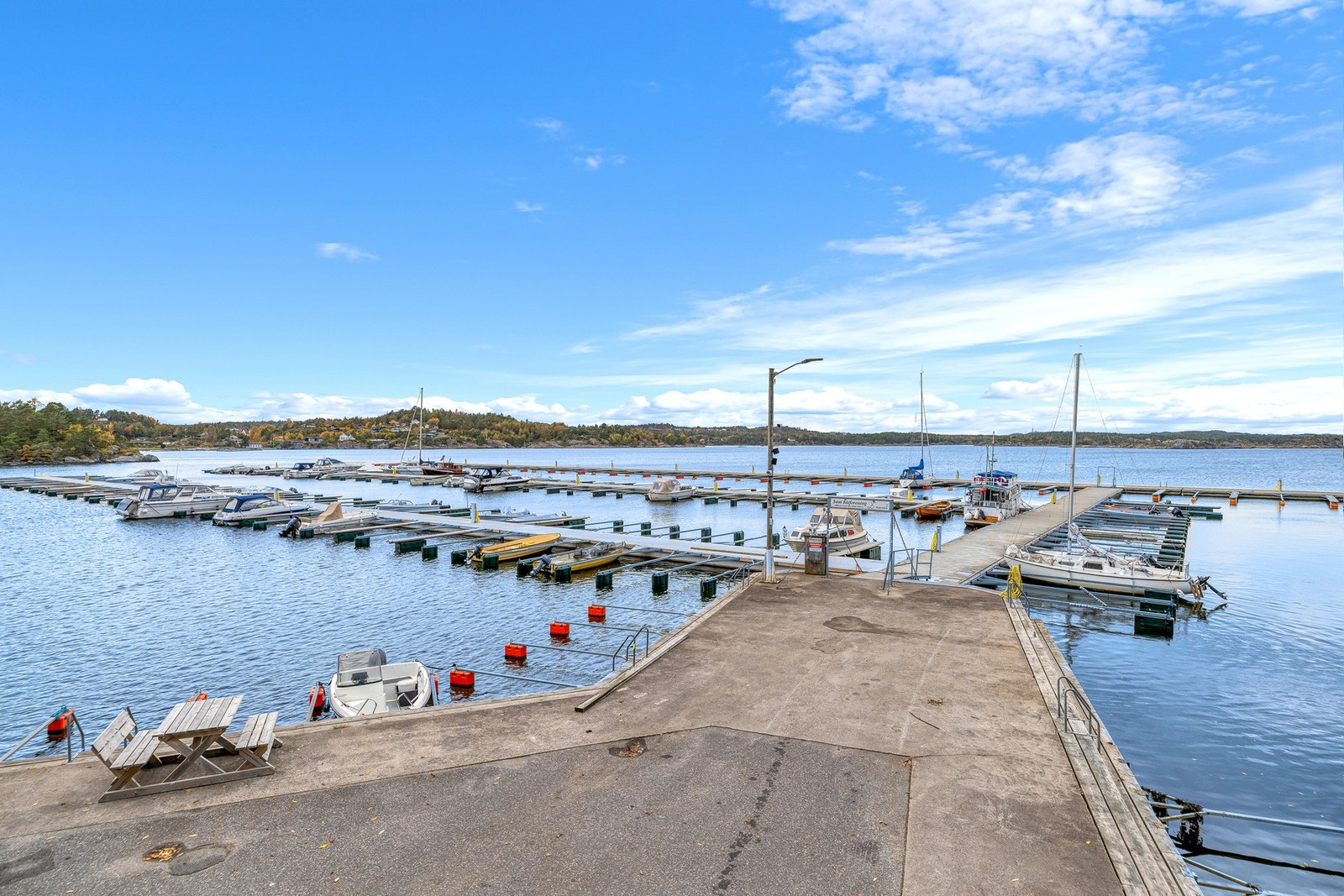 Store bryggearealer tilhørende Søm båtforening - Se https://sombat.no/batplasser-til-salgs for plasser til leie eller salgs Galleribilde